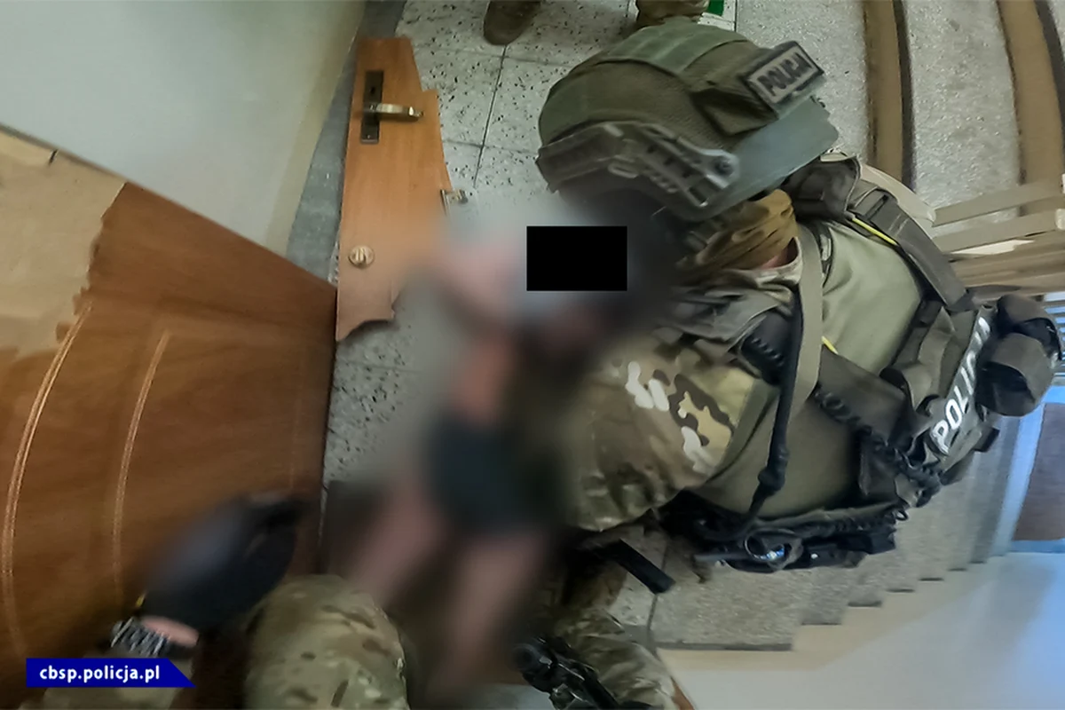 Funkcjonariusze Centralnego Biura Śledczego Policji z Białegostoku przy wsparciu Biura Operacji Antyterrorystycznych Komendy Głównej Policji i podlaskich kontrterrorystów zatrzymali 12 osób - członków współpracujących ze sobą grup przestępczych. Gangi zajmowały się m.in. handlem narkotykami czy fałszowaniem zaświadczeń o szczepieniu przeciw Covid-19. 