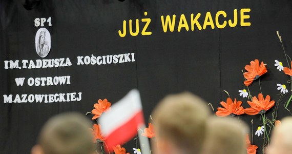 Dla ponad 4,7 mln uczniów kończy się rok szkolny 2021/2022. Blisko 400 tys. uczniów klas I szkół podstawowych odbierze swoje pierwsze świadectwa szkolne. 