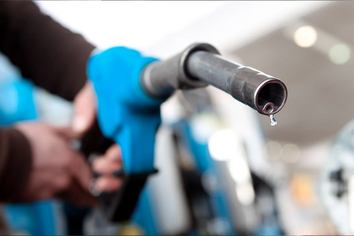 ​Rumunia będzie dopłacała 50 banów (ok. 48 groszy) do zakupionego litra paliwa - poinformował premier Nicolae Ciuca. Połowa obniżki zostanie zrekompensowana przez budżet państwa, a druga połowa - przez dystrybutorów.