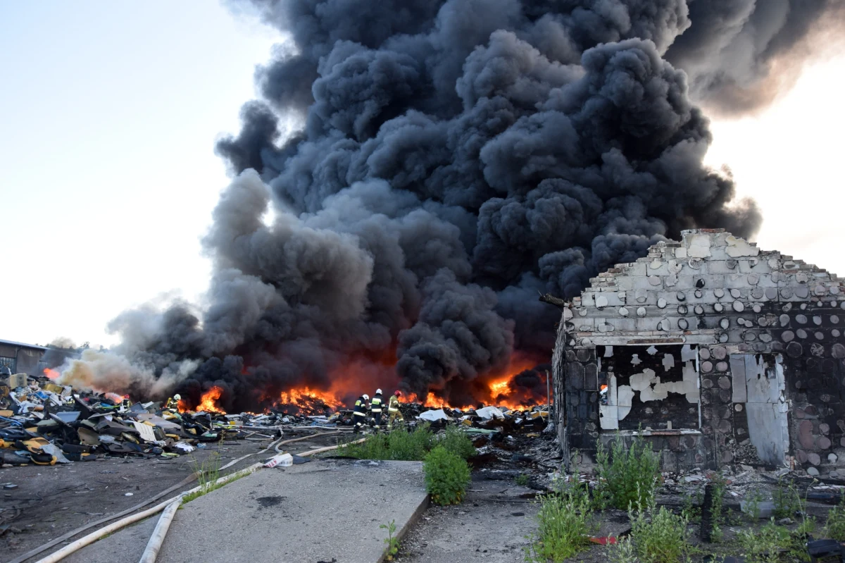 Strażacy ugasili pożar na złomowisku części i odpadów samochodowych w Lęborku przy ul. Słupskiej. O zakończeniu prowadzonej ponad dobę akcji gaśniczej poinformowała w piątek przed północą lęborska straż pożarna.