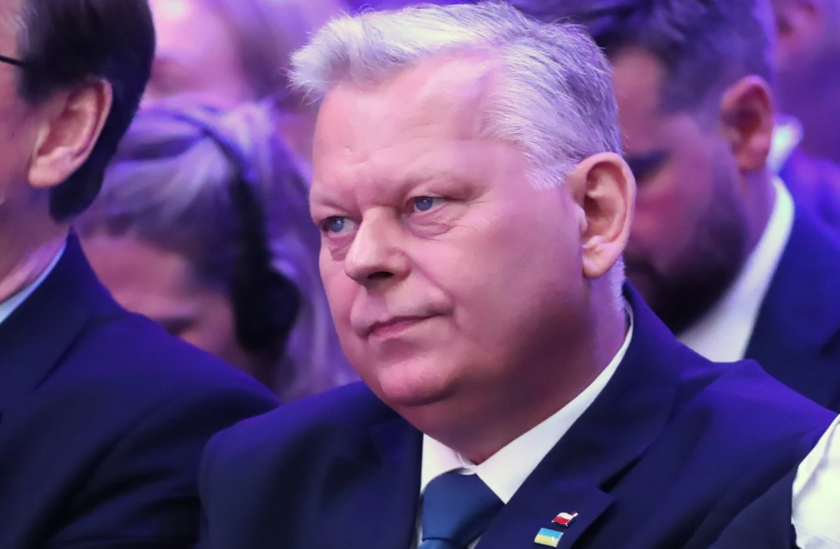 Unia Europejska przesadza, jeśli chodzi o próbę podporządkowania sobie Polski i przebudowy Europy w stronę federacji, ze wspólnym rządem, ze wspólną polityką międzynarodową, ze wspólną historią - ocenił poseł PiS Marek Suski. Stwierdził, że on "wspiera rząd w walce o suwerenność Polski"