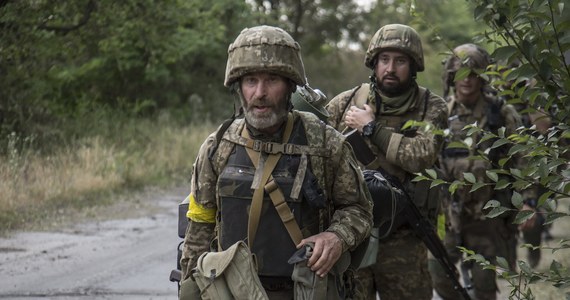 Wojska ukraińskie muszą wycofać się z Siewierodoniecka, by ograniczyć straty i zająć bardziej umocnione pozycje – powiadomił szef administracji obwodowej Serhij Hajdaj w piątek rano.