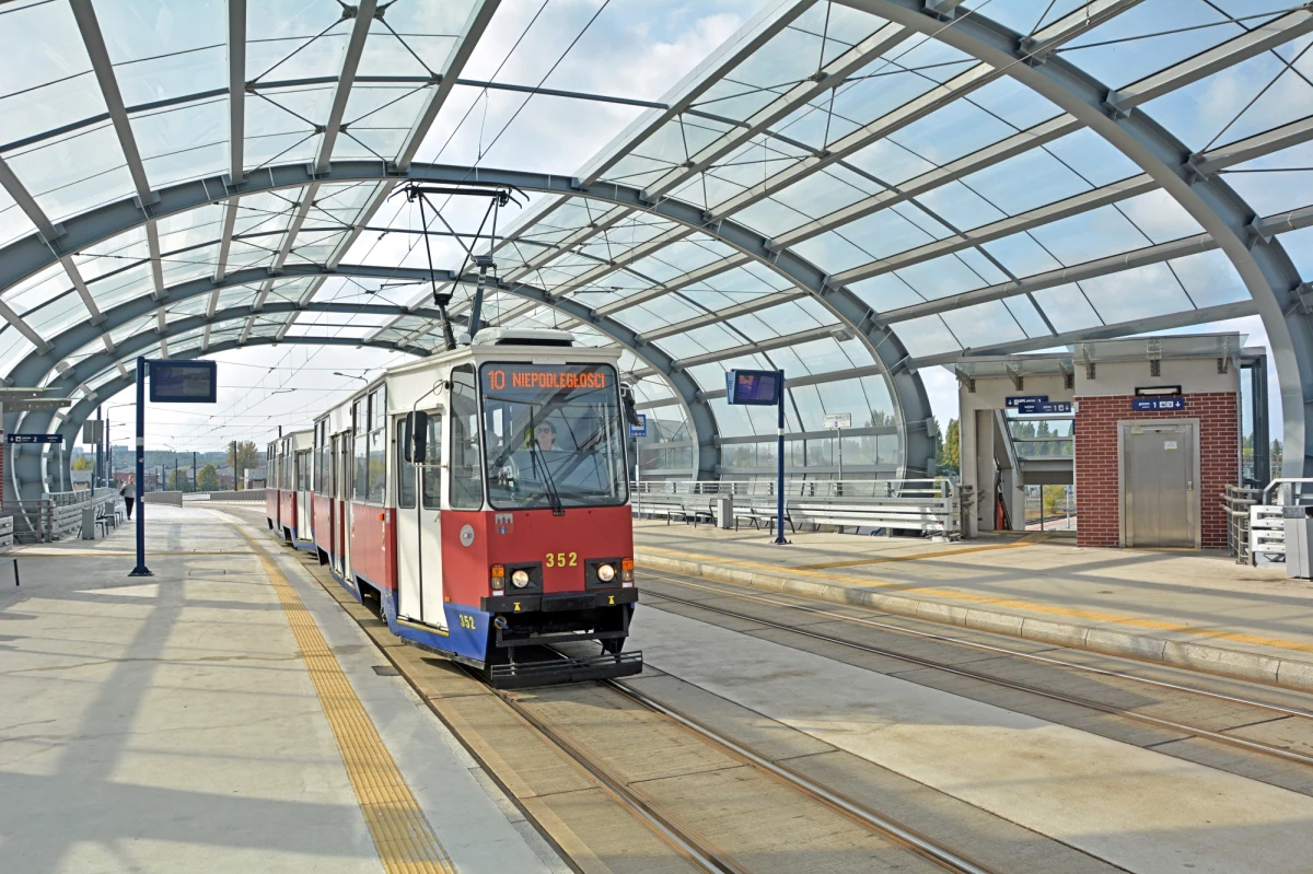 Bardzo duże utrudnienia czekają dziś pasażerów komunikacji miejskiej w Bydgoszczy. O poranku strajk rozpoczęli pracownicy Miejskich Zakładów Komunikacyjnych. Na swoje stałe trasy nie wyjechała większość linii. 