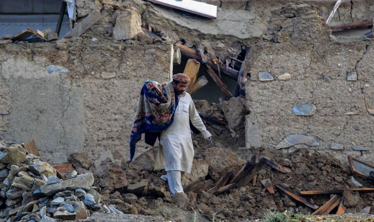 We wstrząsach wtórnych, które wystąpiły na wschodzie Afganistanu w piątek rano, zginęło co najmniej 5 osób, a 11 jest rannych - przekazało afgańskie ministerstwo zdrowia. W środowym, najbardziej tragicznym w skutkach od lat trzęsienia ziemi, zginęło ponad tysiąc osób, a 2 tys. zostało rannych. Talibski rząd zakończył jednak akcję poszukiwawczo-ratowniczą, dwa dni po katastrofie. 
