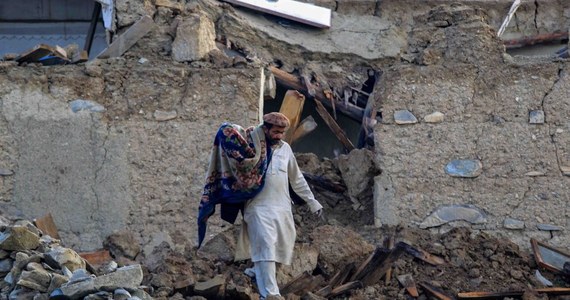 We wstrząsach wtórnych, które wystąpiły na wschodzie Afganistanu w piątek rano, zginęło co najmniej 5 osób, a 11 jest rannych - przekazało afgańskie ministerstwo zdrowia. W środowym, najbardziej tragicznym w skutkach od lat trzęsienia ziemi, zginęło ponad tysiąc osób, a 2 tys. zostało rannych. Talibski rząd zakończył jednak akcję poszukiwawczo-ratowniczą, dwa dni po katastrofie. 