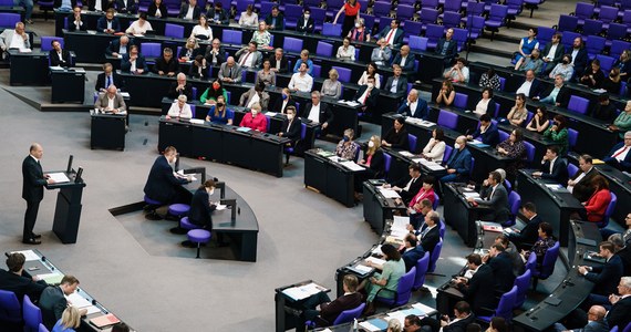 Niemiecki Bundestag zdecydowaną większością głosów opowiedział się w piątek za zniesieniem zakazu reklamowania aborcji. Paragraf 219a kodeksu karnego zabraniał dotychczas lekarzom publicznego udostępniania informacji o aborcjach i groził im odpowiedzialnością karną, jeśli np. na swojej stronie internetowej podają informacje o aborcji.