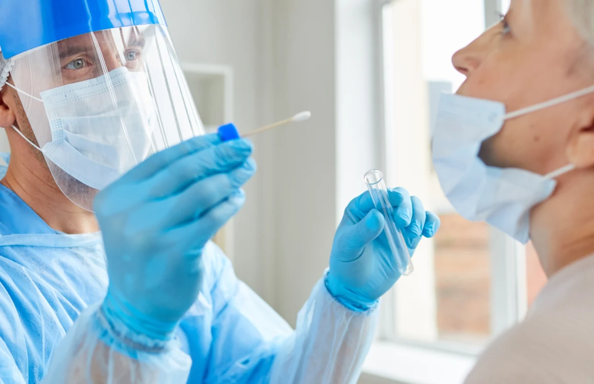 Minister zdrowia Niemiec Karl Lauterbach ogłosił, że dotychczas darmowe testy na obecność koronawirusa staną się odpłatne i od lipca będą kosztować trzy euro. Bezpłatne testy kosztują rząd średnio miliard euro miesięcznie i "nie możemy sobie na to pozwolić w napiętej sytuacji budżetowej" - powiedział Lauterbach. 