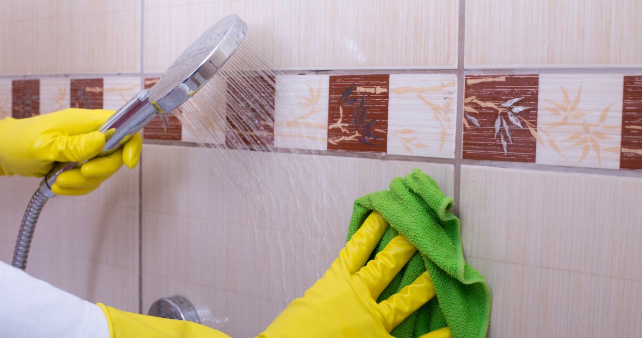 Jaka szmatka do mycia kabiny? Ostra gąbka to najgorszy wybór