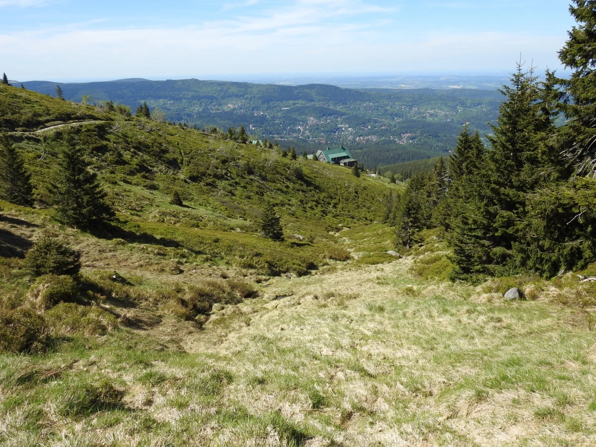 Dobra pogoda ma być w ten weekend w Karkonoszach. Goprowcy przestrzegają jednak przed możliwymi wysokimi temperaturami. Podpowiadają też, o czym trzeba pamiętać wybierając się w najbliższych dniach w góry.
