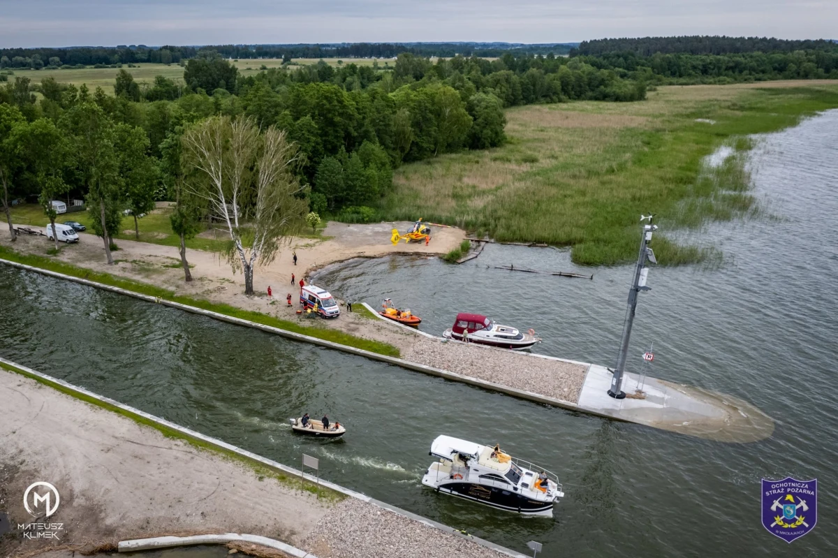 Strażacy płetwonurkowie podnieśli z głębi jeziora Tałty w okolicach Mikołajek łódź motorową, po wywrotce której zginęła 8-letnia dziewczynka. Łodź zostanie odholowana do brzegu, do miejsca wyznaczonego przez policję - podał PAP w piątek rzecznik warmińsko-mazurskich strażakow Rafał Melnyk.