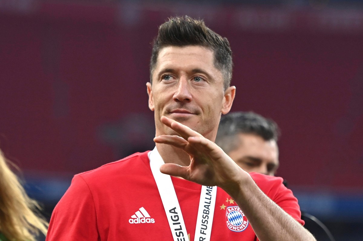 Robert Lewandowski jednak w Barcelonie? Hiszpańskie media twierdzą, że "Duma Katalonii" chce, by Polak zagrał 23 lipca w towarzyskim spotkaniu przeciwko Realowi Madryt w Las Vegas. Nie wykluczają nawet "wojny" pomiędzy Polakiem a Bayernem Monachium.