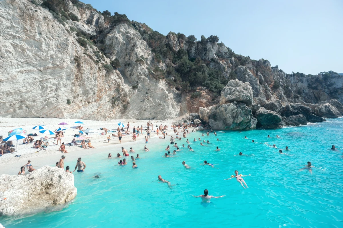 Przez kryzys branży lotniczej część turystów nie poleci na wymarzone wakacje. Itaka - jedno z największych polskich biur podróży - informuje, że musi odwołać kilka procent wyjazdów w najbliższych dniach. Powód - linie lotnicze nie są w stanie wykonać zaplanowanych operacji lotniczych.  