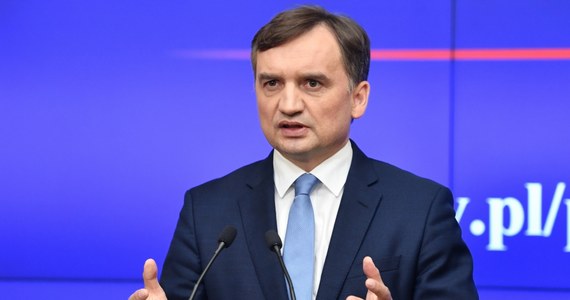 „Sąd zamiast zapaść się ze wstydu po takim wyroku, najwyraźniej jest z siebie zadowolony - tak minister sprawiedliwości Zbigniew Ziobro skomentował uniewinnienie oskarżonego m.in. o nawoływanie do zabójstwa abp. Marka Jędraszewskiego.