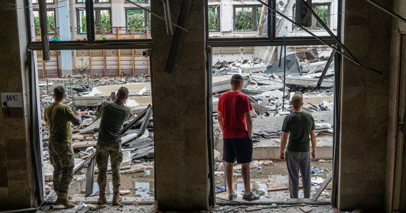 ​"Dla nas kolejny dzień wojny, a dla nich ostatni życia" - ukraiński żołnierz rozmawia z komórką. Siedzi w okopach i z trudem łapie oddech. Z jego lewej strony leżą ciała poległych towarzyszy. Z prawej, dwóch innych obrońców udaje entuzjazm. Kamera się trzęsie. Niedobrze widać. To może być postawiony kciuk lub środkowy palec. "Jak tam żarełko w Kijowie? Restauracje otwarte? - przekrzykują się nawzajem - nagrywamy, żebyście nie zapomnieli, że wojna trwa nadal". W tym momencie film się urywa. Chwilę później widać żołnierzy jak w trójkę maszerują wzdłuż okopu, ciągnąc na linach martwego kolegę. To gdzieś w Donbasie. Panuje straszny upał.  