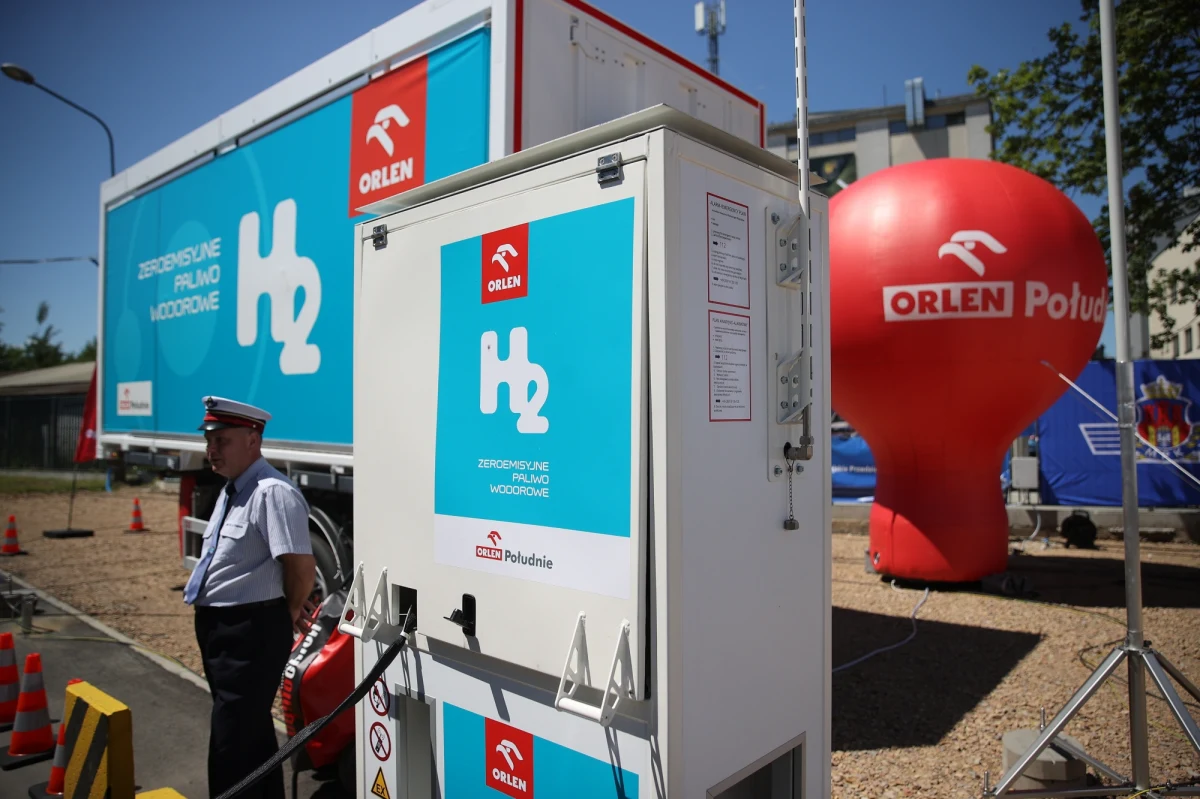 W Krakowie ruszyła pierwsza publicznie dostępna stacja ładowania samochodów na wodór. Takie pojazdy mają silniki elektryczne, ale nie ładowane z sieci, lecz wytwarzające prąd na pokładzie z wykorzystaniem wodoru. 