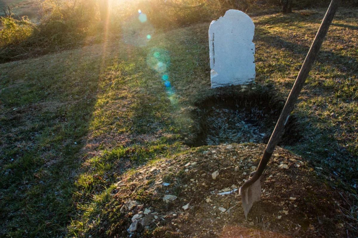 Lokalne władze w Rosji skarżą się na brak środków na pogrzeby swoich mieszkańców, którzy zginęli na wojnie z Ukrainą. Nawet w małych miejscowościach zakupuje się setki krzyży, wieńców i tabliczek – wynika z analizy zakupów z budżetu państwa, dokonanej przez niezależny kanał Możem Objasnit i opublikowanej w piątek na Telegramie.
