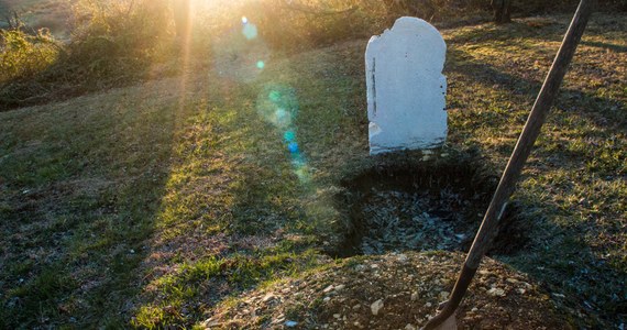 Lokalne władze w Rosji skarżą się na brak środków na pogrzeby swoich mieszkańców, którzy zginęli na wojnie z Ukrainą. Nawet w małych miejscowościach zakupuje się setki krzyży, wieńców i tabliczek – wynika z analizy zakupów z budżetu państwa, dokonanej przez niezależny kanał Możem Objasnit i opublikowanej w piątek na Telegramie.