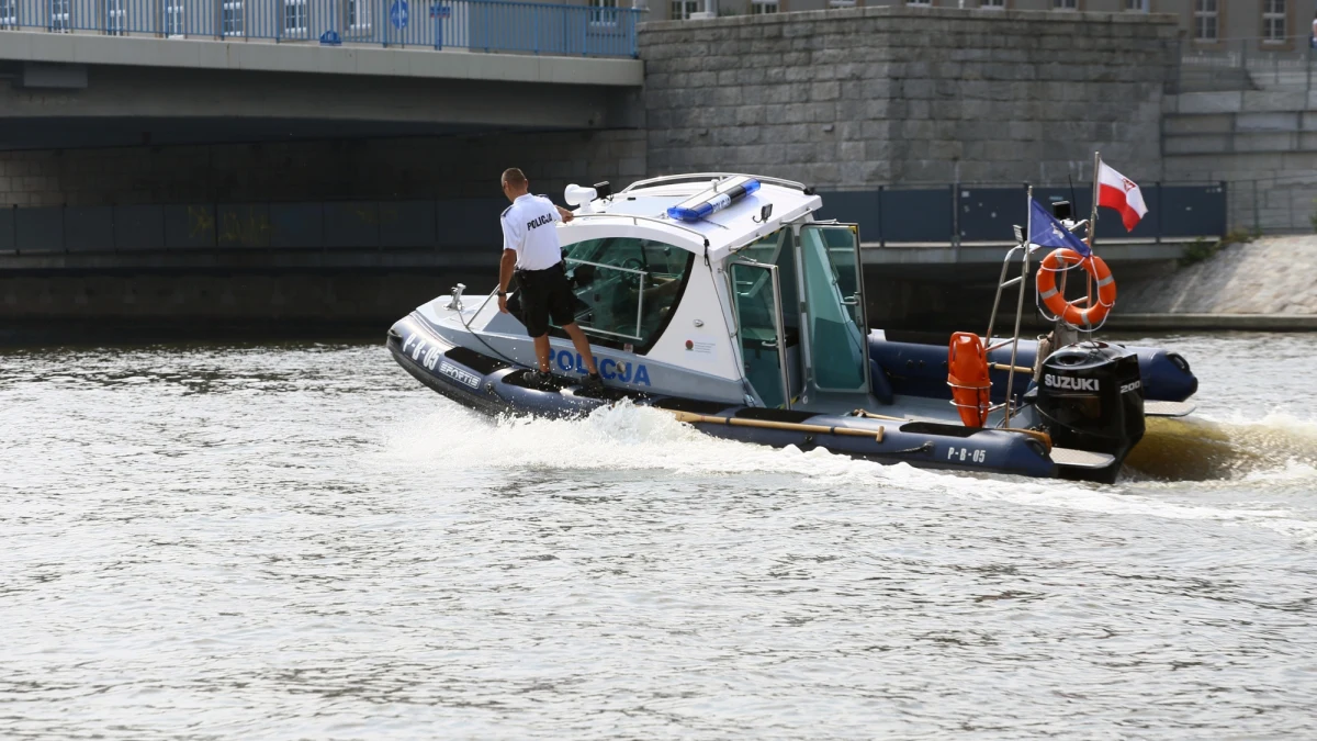 ​Z Jeziora Karolewskiego w Skokach w powiecie wągrowieckim wyłowiono w piątek zwłoki 76-letniego mężczyzny. Okoliczności zdarzenia będą wyjaśniane. 