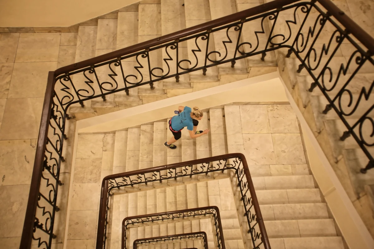 Już dziś w stolicy 6. Bieg im. Stanisława Tyma o Puchar Prezydenta m.st. Warszawy. Lista startowa jest jeszcze otwarta, można będzie zapisać się na miejscu. 3 minuty i 16 sekund - tyle wynosi rekord w biegu na 30. piętro po 793 stopniach Pałacu Kultury i Nauki. 30. piętro bez windy - tak musiał dostać się na szczyt Pałacu grany przez Stanisława Tyma Ryszard Ochódzki z kultowego filmu "Miś". W historii biegu tego wyczynu dokonało już blisko 2,5 tys. osób - podaje portal um.warszawa.pl.