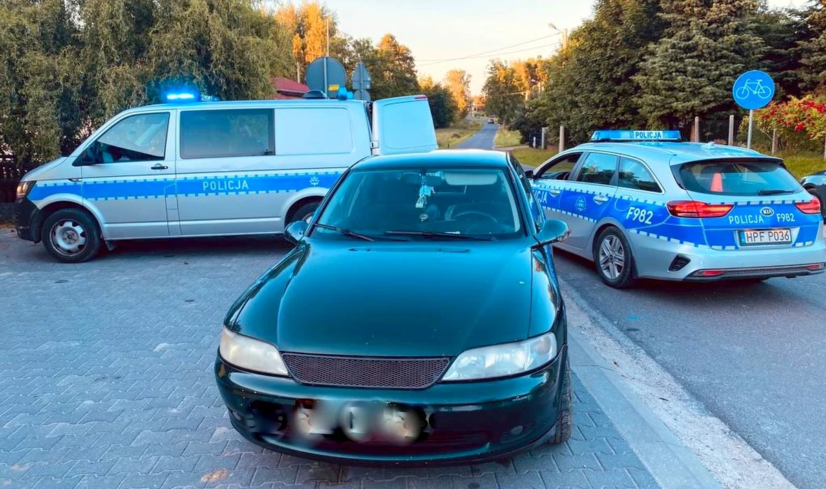 ​Nieodpowiedzialny kierowca został wyeliminowany z ruchu drogowego przez czujnego świadka. Do obywatelskiego ujęcia kierowcy, który miał w organizmie ponad 2 promile alkoholu doszło w Ossie (Łódzkie). Amator jazdy na ,,podwójnym gazie" musi się liczyć z utratą uprawnień do kierowania pojazdami i grzywną. Grozi mu do 2 lat pozbawienia wolności.