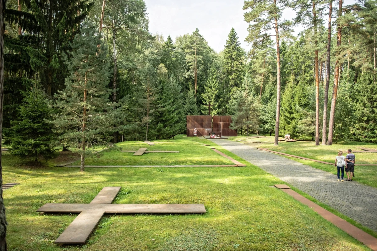 Jak informuje portal Meduza, powołując się na rosyjską stronę RBK, z cmentarza w Katyniu została usunięta polska flaga. Taką wiadomość przekazały lokalne władze. 