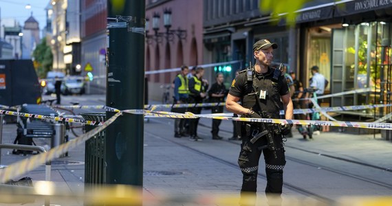 Dwie osoby zginęły, a kilkanaście odniosło ciężkie obrażenia, z czego trzy poważnie - poinformowała norweska policja. Do ataku doszło w klubie dla osób o orientacji homoseksualnej. Podejrzany został zatrzymany w pobliżu miejsca zdarzenia.