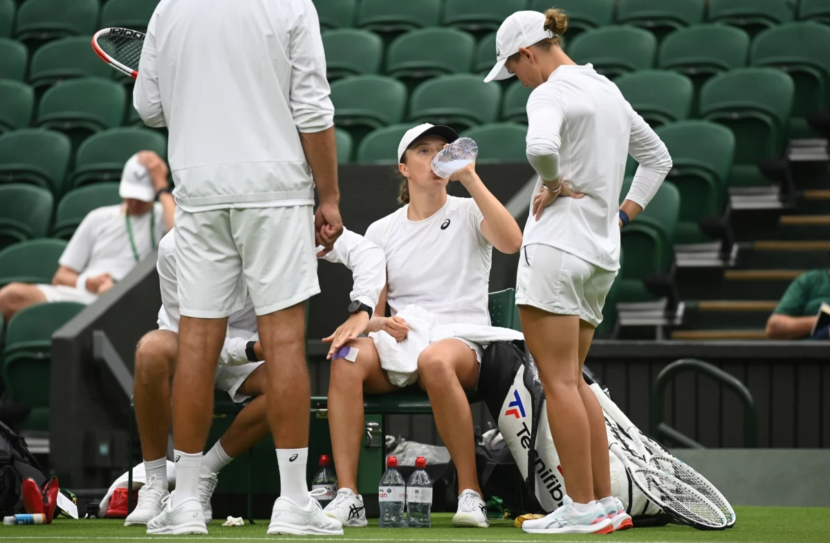 Liderka rankingu tenisistek Iga Świątek podczas piątkowego treningu doznała urazu kolana. Jak poinformowała dziennikarka Carole Bouchard, Polka potrzebowała pomocy swojego sztabu. "Wszystko jest jednak w porządku" - dodała.