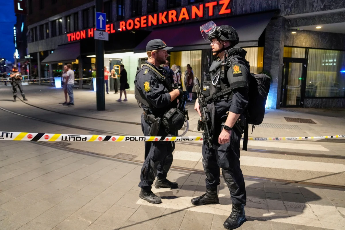 Strzelanina w klubie dla gejów w Oslo, w której w sobotę w nocy zginęły dwie osoby, a co najmniej 10 zostało rannych, mogła być aktem terrorystycznym - poinformowała norweska policja. Odwołano mającą się odbyć dziś paradę osób homoseksualnych Pride.