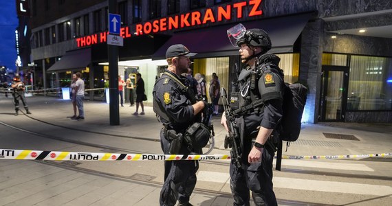 Strzelanina w klubie dla gejów w Oslo, w której w sobotę w nocy zginęły dwie osoby, a co najmniej 10 zostało rannych, mogła być aktem terrorystycznym - poinformowała norweska policja. Odwołano mającą się odbyć dziś paradę osób homoseksualnych Pride.
