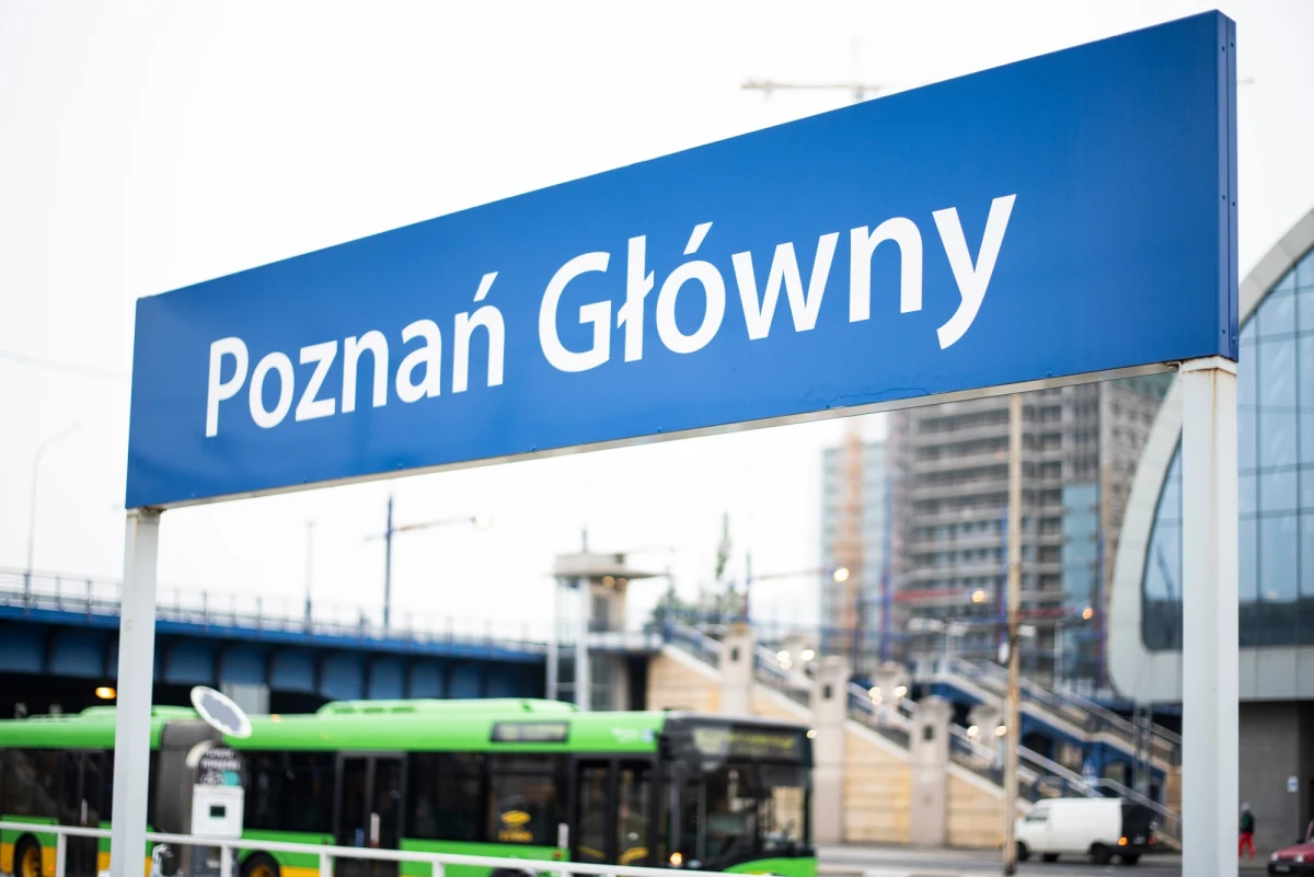 Przed południem w Poznaniu wstąpiły problemy w kursowaniu pociągów. Na dworcu PKP Poznań Główny doszło do awarii sytemu sterowania ruchem. Pociągi już przejeżdżają przez tę stację.