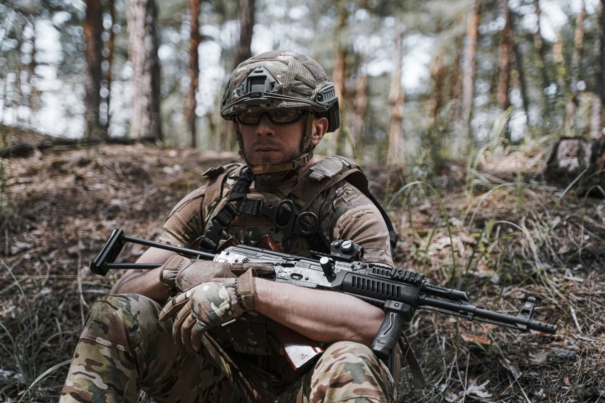 Dron na tle bezchmurnego nieba. Filmujący go są zaskoczeni – w rosyjskim w Nowoszachtyńsku jeszcze takich nie widzieli. Niewielka maszyna zniża lot i spada na ziemię. To nie awaria - pod dronem znajduje się spora rafineria. Należy do oligarchy, Wiktora Medwedczuka. Putin jest ojcem chrzestnym jego córki. Taki dron to żadna latająca zabawka. Mówią na niego kamikaze, bo dociera do celu i niszczy go, unicestwiając siebie. Ukraina otrzymała samobójców z Ameryki. Obrońcy potrzebują więcej takich darów. Sami też modyfikują komercyjnie dostępne drony, w specjalnym zatrzasku podwieszając granat. Jest uwalniany, gdy znajduje się pionowo nad czołgiem. Rosjanie nienawidzą dronów. Drony nienawidzą Rosjan.  