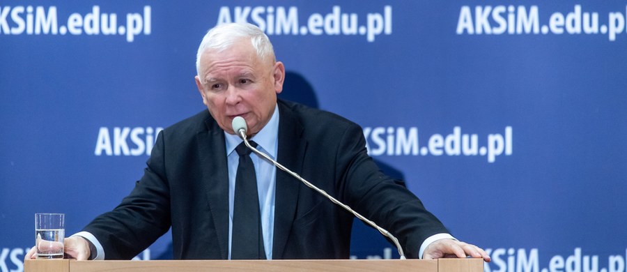 "Jednym z atutów Putina jest żywność; próba pozbawienia żywności znacznej części Afryki i doprowadzenia w ten sposób do kryzysu, do nowych wielkich fal emigracji" - powiedział w Toruniu prezes Prawa i Sprawiedliwości Jarosław Kaczyński. Podkreślał, że Polacy uczestniczą w trudnym przedsięwzięciu "jakim jest dostarczenie, wbrew wszystkiemu, żywności najpierw na zachód Europy, a stamtąd do Afryki".