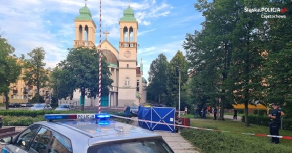 Policjanci zatrzymali trzy osoby w związku z zabójstwem 49-letniego mężczyzny. Do zdarzenia doszło w piątek późnym popołudniem na pl. Orląt Lwowskich w Częstochowie. Ofiara, która doznała bardzo ciężkich obrażeń od uderzeń ciężkim przedmiotem w głowę, zmarła w szpitalu.