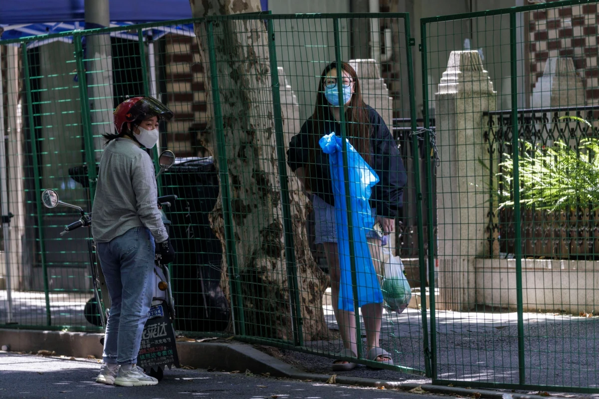 Sekretarz partii w Szanghaju Li Qiang ogłosił zwycięstwo w walce z falą Covid-19, ponieważ po raz pierwszy od dwóch miesięcy w mieście nie wykryto ani jednego nowego lokalnego zakażenia. Władze Pekinu zapowiedziały natomiast wznowienie zajęć w szkołach.