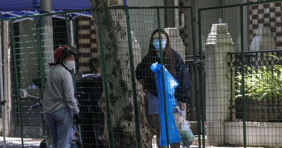 Sekretarz partii w Szanghaju Li Qiang ogłosił zwycięstwo w walce z falą Covid-19, ponieważ po raz pierwszy od dwóch miesięcy w mieście nie wykryto ani jednego nowego lokalnego zakażenia. Władze Pekinu zapowiedziały natomiast wznowienie zajęć w szkołach.