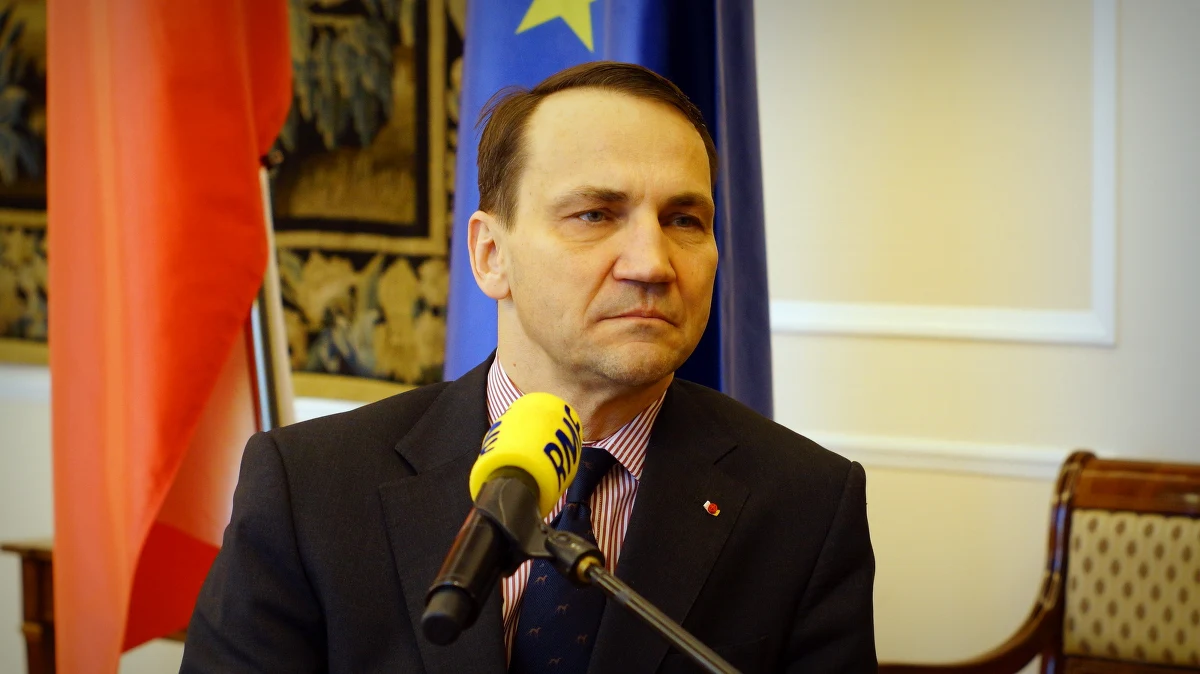 "To przypomina determinację Polski w latach 90. i później, żeby dołączyć do świata zachodniego. Musi być stalowa determinacja, żeby przyjąć cały dorobek prawa europejskiego - co nie jest łatwe, bo z każdą dekadą do Unii Europejskiej jest trudniej przystąpić, bo ten dorobek prawa jest większy. Nie będzie łatwo wypełnić wszystkich warunków członkostwa. Sądzę, że będzie to wysiłek na około dekadę" - mówił o drodze Ukrainy do wejścia do Unii Europejskiej europoseł Radosław Sikorski. "Powinniśmy wygasić polskie spory o praworządność i konflikty z Unią i jej członkami. To jest najlepsze, co Polska mogłaby zrobić dla Ukrainy, aby jej pomóc na tej drodze" - dodał. 