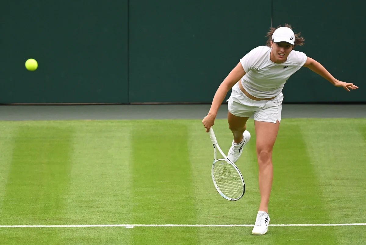 "Nie uważam się za faworytkę Wimbledonu, bo trawa nie jest nawierzchnią, którą znam bardzo dobrze" - tak na pytania dziennikarzy odpowiedziała na konferencji prasowej Iga Świątek. Wielkoszlemowy turniej tenisowy rozpocznie się w poniedziałek w Londynie.