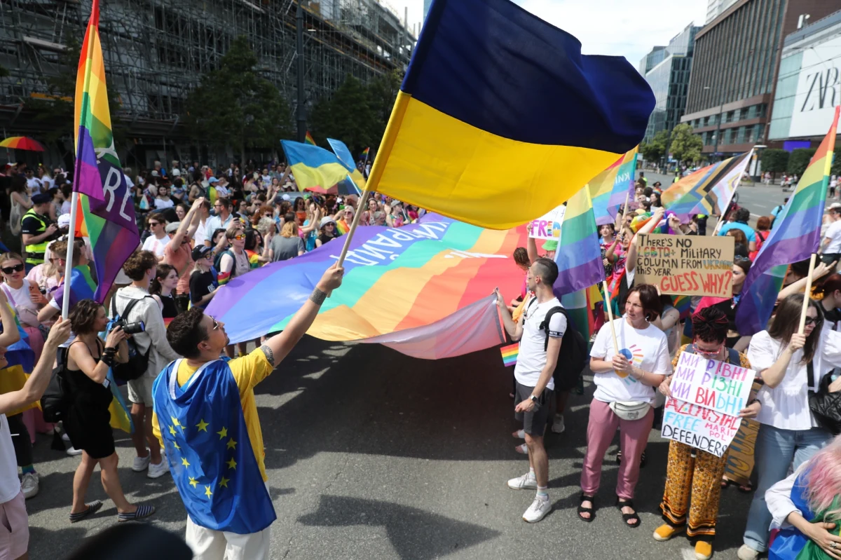 Przez centrum Warszawy przeszła XXI Parada Równości. Wraz z polską społecznością LGBT przez stolicę maszerowali też Ukraińcy, którzy nie mieli możliwości zorganizowania takiej akcji w Kijowie. "To jest ten jedyny dzień, kiedy można być sobą bez żadnego strachu. Dziś czujemy się bezpieczni" – mówili dziennikarzowi RMF FM Rochowi Kowalskiemu uczestnicy parady. 