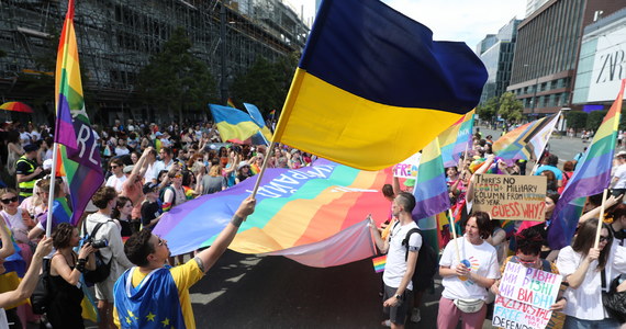 Przez centrum Warszawy przeszła XXI Parada Równości. Wraz z polską społecznością LGBT przez stolicę maszerowali też Ukraińcy, którzy nie mieli możliwości zorganizowania takiej akcji w Kijowie. "To jest ten jedyny dzień, kiedy można być sobą bez żadnego strachu. Dziś czujemy się bezpieczni" – mówili dziennikarzowi RMF FM Rochowi Kowalskiemu uczestnicy parady. 