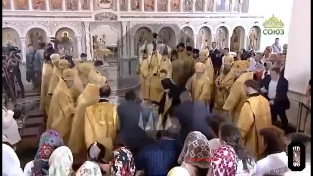 Zwierzchnik Rosyjskiej Cerkwi Prawosławnej patriarcha Cyryl upadł w trakcie nabożeństwa w Noworosyjsku. Duchowny po całym zajściu wyjaśnił, że poślizgnął się na posadzce świątyni, bo "gdy pada na nią woda, nawet święcona, działają prawa fizyki". Zapewnił, że upadek nie miał żadnych następstw.