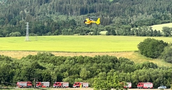 W Ścinawce Średniej niedaleko Kłodzka (woj. dolnośląskie) około godziny 17 doszło do wypadku autokaru. Pojazdem podróżowali nauczyciele z Olsztyna. Są poszkodowani.