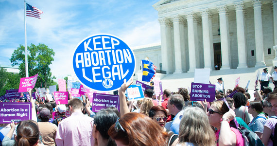 ​Tysiące osób wyszły w sobotę na ulice amerykańskich miast w proteście przeciw orzeczeniu Sądu Najwyższego USA o unieważnieniu konstytucyjnego prawa do aborcji. Gwarantował to dotąd wyrok w sprawie Roe przeciw Wade z 1973 roku.