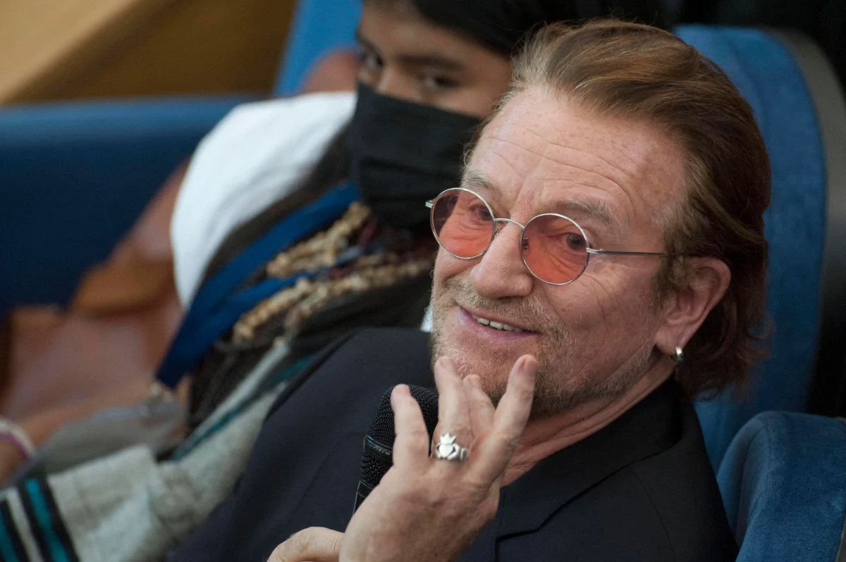 W jednym z ostatnich wywiadów Bono opowiadał o swoich skomplikowanych relacjach z ojcem. Przyznał przy okazji, że ma przyrodniego brata, o istnieniu którego przez lata nie wiedział. 