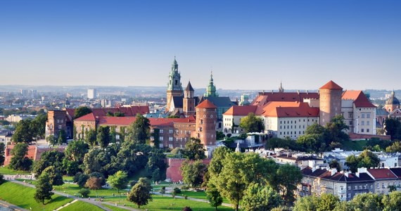 To będą bardzo intensywne i barwne wakacje na Wawelu - zapowiadają gospodarze Zamku Królewskiego. Już za kilka dni zwiedzający zobaczą w nowej odsłonie Skarbiec Koronny i Komnaty Królewskie. I choć królewska rezydencja kojarzy się z tradycją, powagą i dostojeństwem za sprawą nowego festiwalu "Wawel jest Wasz" będą tam m.in. popisy gwiazd skateboardingu i silent disco.

