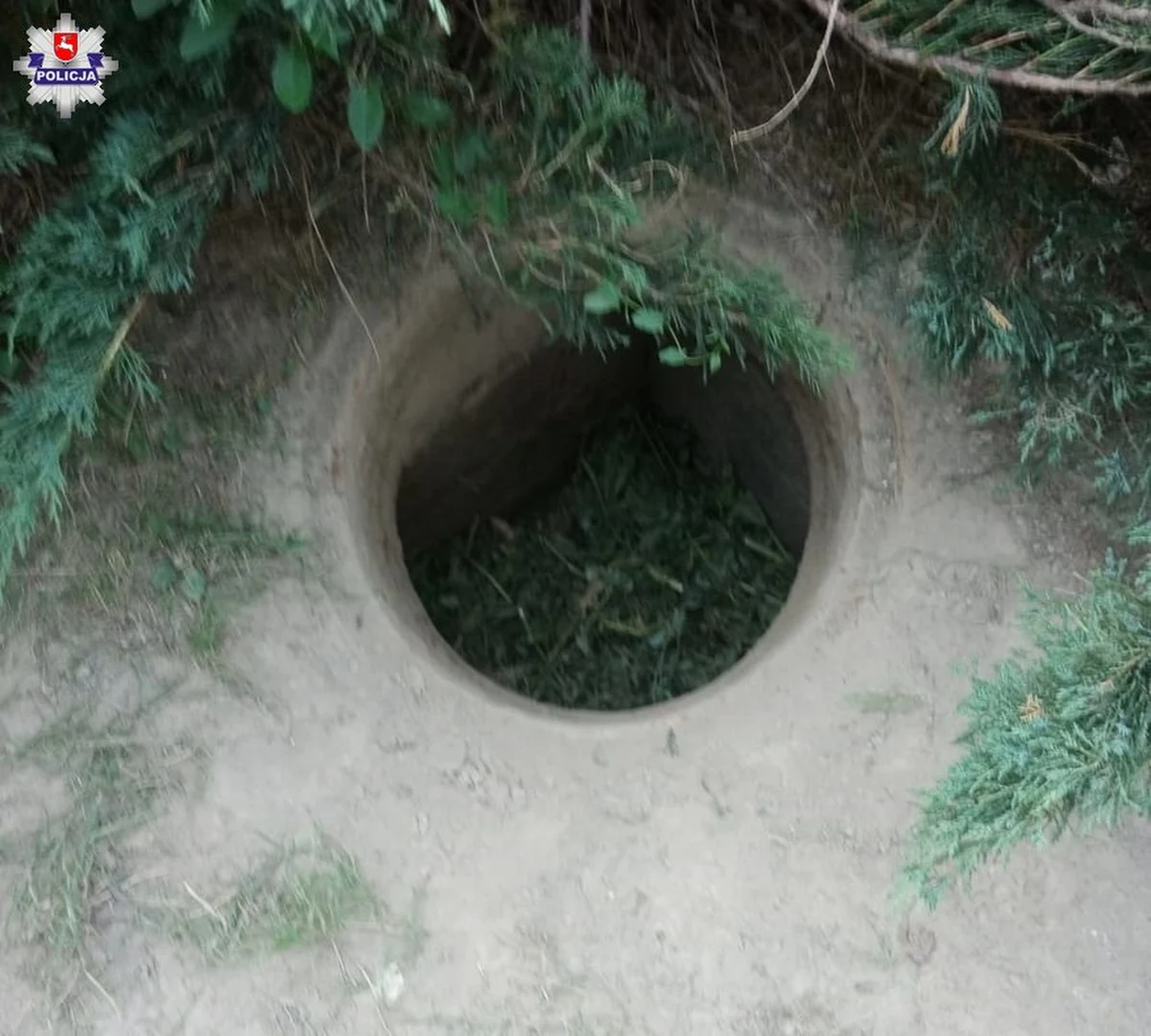 Zwłoki dwóch mężczyzn znaleziono w nieczynnym zbiorniku szamba w Szczebrzeszynie (Lubelskie). Według wstępnych ustaleń policji, 64-latek i jego 39-letni znajomy spożywali wcześniej razem alkohol. Prokurator zdecydował o przeprowadzeniu sekcji zwłok.