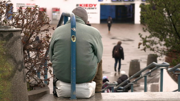 „Kloszard Story” to opowieść o ludziach bezdomnych, których mijamy codziennie na chodnikach i w parkach. Jak wylądowali na dnie i jak się podnoszą? Czy uda im się przetrwać kolejną zimę w podwarszawskim lesie? W tej smutnej historii znajdą się jednak także momenty radosne, anegdoty i czarny humor.