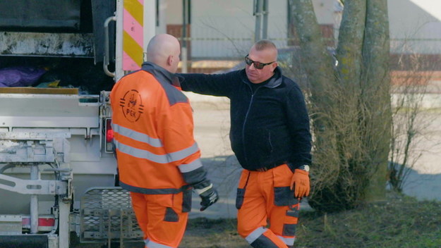 Losy niewidzialnych bohaterów, którzy towarzyszą wędrówkom naszych śmieci każdego dnia. Pokazujemy ich codzienną pracę, jak radzą sobie w trudnych sytuacjach, ale też, co ich bawi i sprawia, że praca jest dla nich nie tylko obowiązkiem. Śledźcie razem z nami perypetie pracowników służby odbierania odpadów komunalnych i dajcie się nimi zaskoczyć.