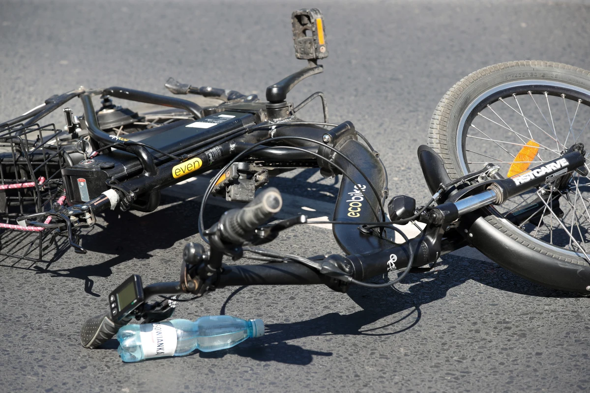 Policja i prokuratura wyjaśniają okoliczności tragicznego wypadku w Stalowej Woli. 29-letni kierowca audi na oznakowanym przejściu dla pieszych potrącił 92-letniego rowerzystę. Mężczyzny nie udało się uratować. 