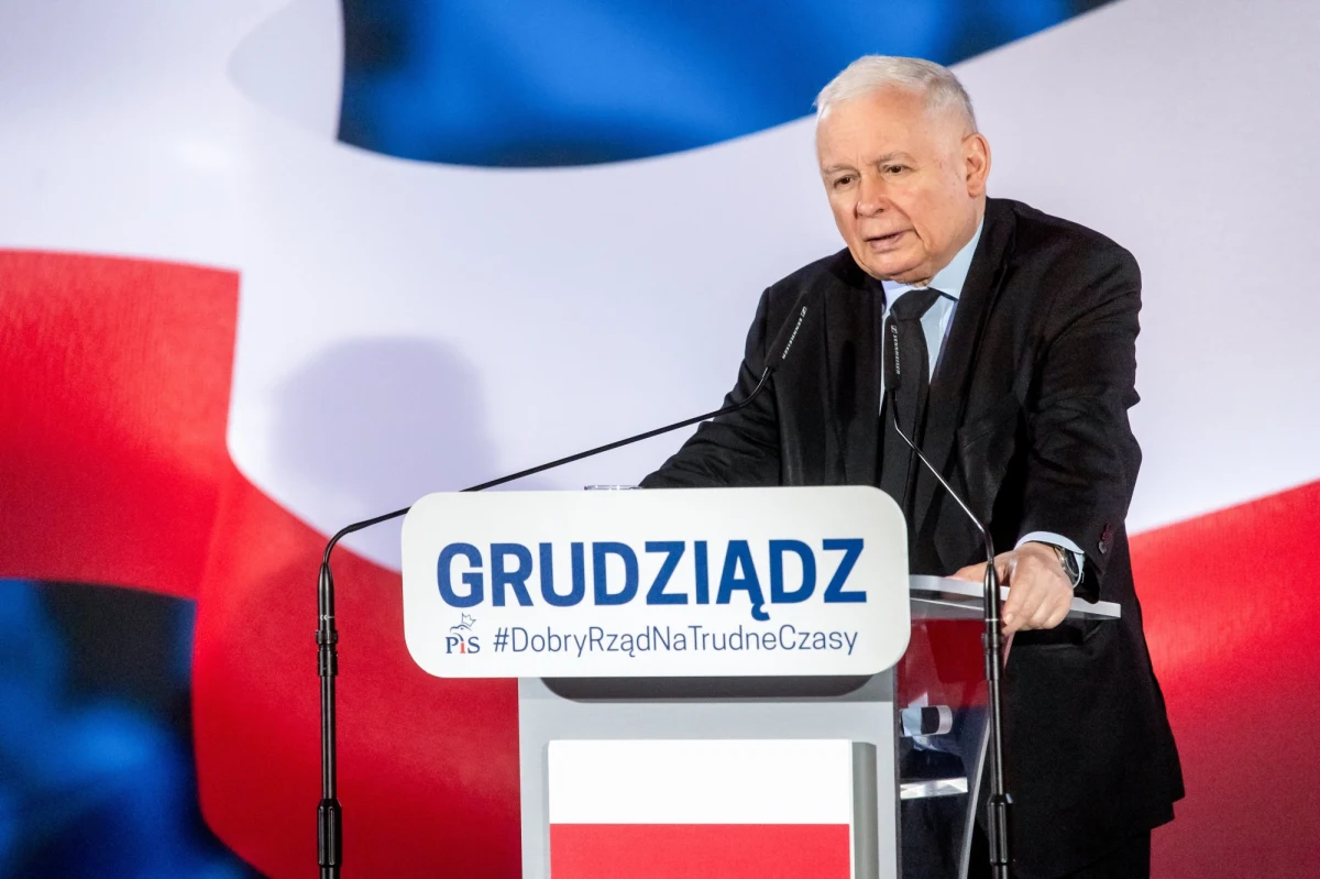"Ci, którzy mówią o dyktaturze w Polsce, bredzą - ale niestety część ludzi w to wierzy" - mówił w Grudziądzu lider Prawa i Sprawiedliwości Jarosław Kaczyński. "Ogromną większość władzy w samorządach mają nasi polityczni przeciwnicy, ale twardo twierdzą, że w Polsce jest dyktatura" - dodał. "My nikomu, że tak powiem, do sypialni nie mamy zamiaru zaglądać, ale jednocześnie chcemy utrzymać zwykłą normalność i to jest nasze prawo" - podkreślił.