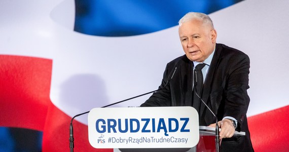 "Ci, którzy mówią o dyktaturze w Polsce, bredzą - ale niestety część ludzi w to wierzy" - mówił w Grudziądzu lider Prawa i Sprawiedliwości Jarosław Kaczyński. "Ogromną większość władzy w samorządach mają nasi polityczni przeciwnicy, ale twardo twierdzą, że w Polsce jest dyktatura" - dodał. "My nikomu, że tak powiem, do sypialni nie mamy zamiaru zaglądać, ale jednocześnie chcemy utrzymać zwykłą normalność i to jest nasze prawo" - podkreślił.